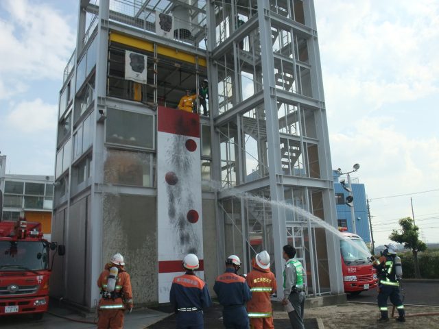 火災建物への放水活動