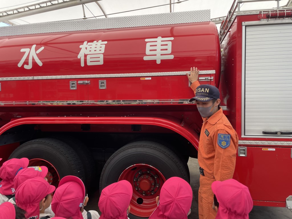 職員から車両説明を受けている様子