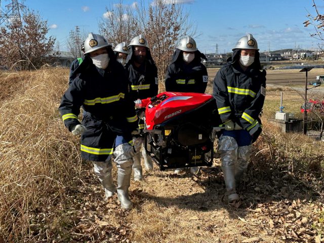 ポンプを搬送して火災現場に向かいます