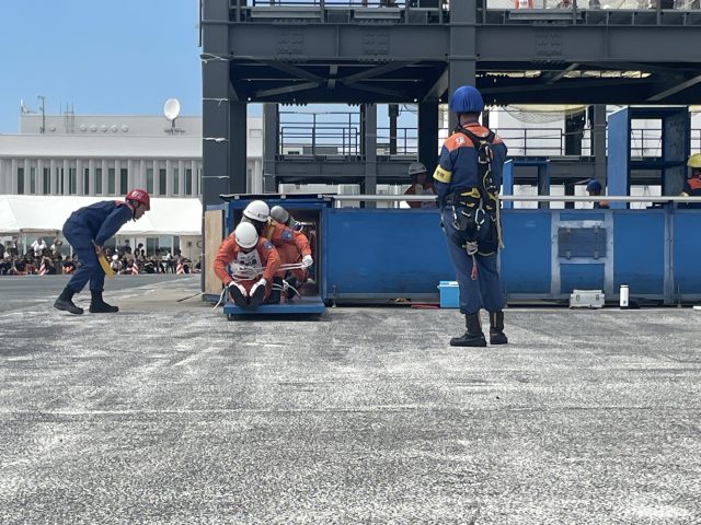 ほふく救出 訓練実施中