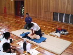 暑さに負けず熱心に胸骨圧迫心臓マッサージを練習する様子