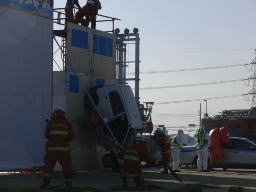 落下した車両からの救助活動