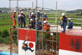 地下に降下し進入する様子