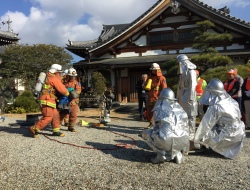 消防職員、団員と協力して救出完了