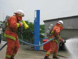 消防隊による消火訓練