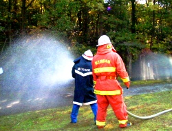 消防団員と協力して放水訓練