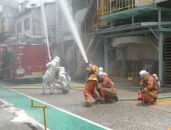 尾三消防による放水