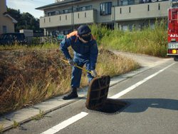 専用の道具を使って蓋を開けます