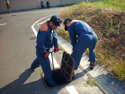 専用のハンドルでネジをまわし、水が出るかを確認します