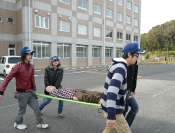 担架で傷病者を搬送