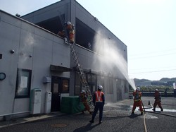 消火活動する様子